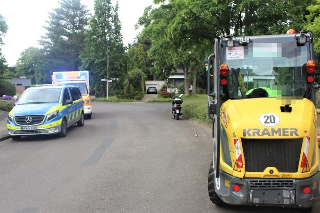 In Viersen kam es zu einem Unfall mit einem Radlader, bei dem ein 60-jähriger Fahrer leicht verletzt wurde. Der Gerichtsfall dauert an.