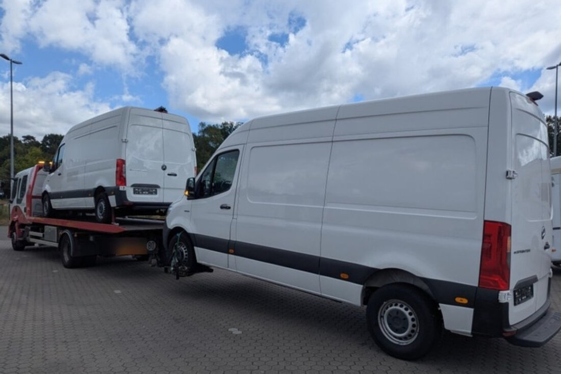 Polizei stoppt Lkw-Fahrer mit 1,3 Promille auf der A1. Ermittlungen nach riskantem Abschleppmanöver in Richtung Frankreich.