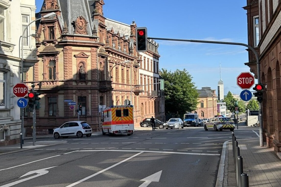 Verkehrsunfall in Pirmasens: 26.05.2025, Schützenstraße. Polizei sucht Zeugen nach Zusammenstoß mit Verletzten und hohem Sachschaden.