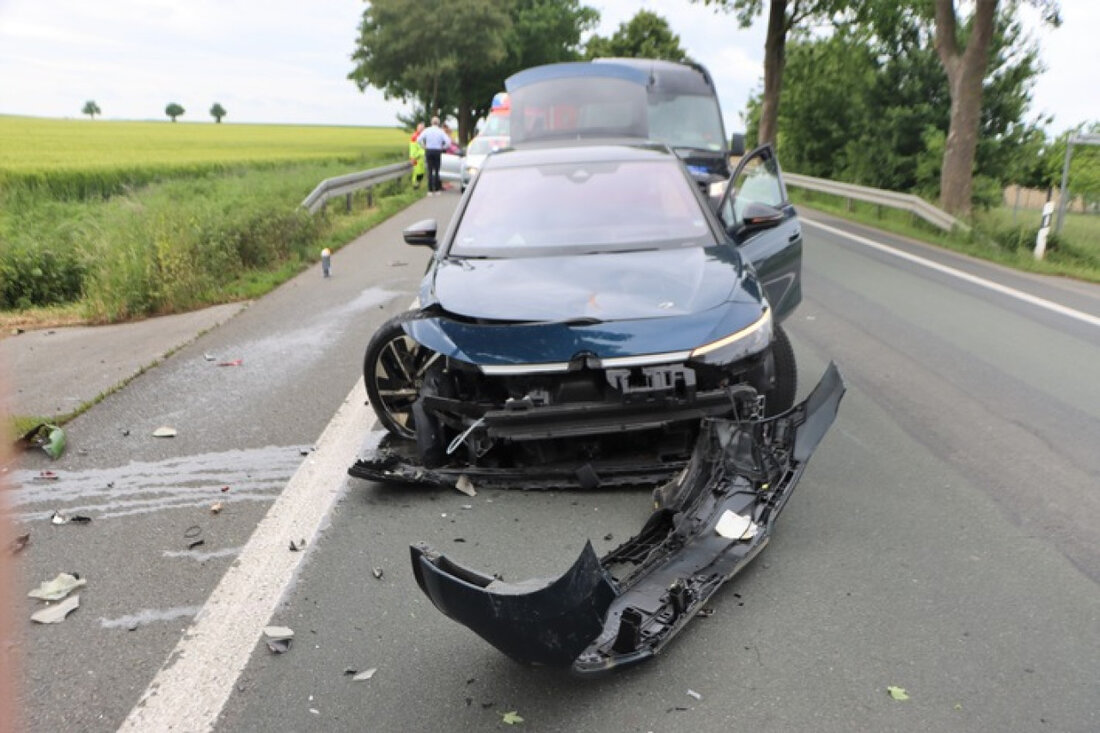 Ein 22-jähriger Motorradfahrer erlitt bei einem Unfall auf der B252 lebensgefährliche Verletzungen. Der Verkehr wurde bis zur Bergung gestoppt.