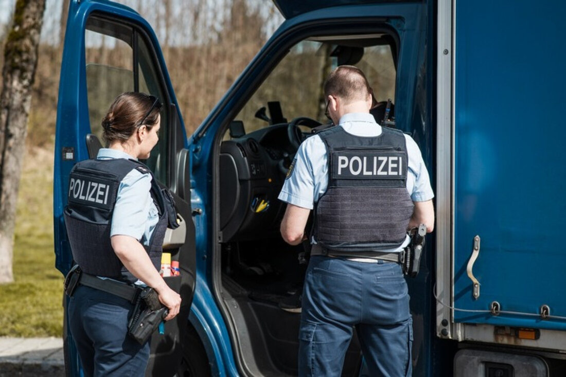 Bundespolizei München stoppt Schleusung: Albaner transportiert "falschen" Italiener. Einreise für zwei Albaner verweigert.