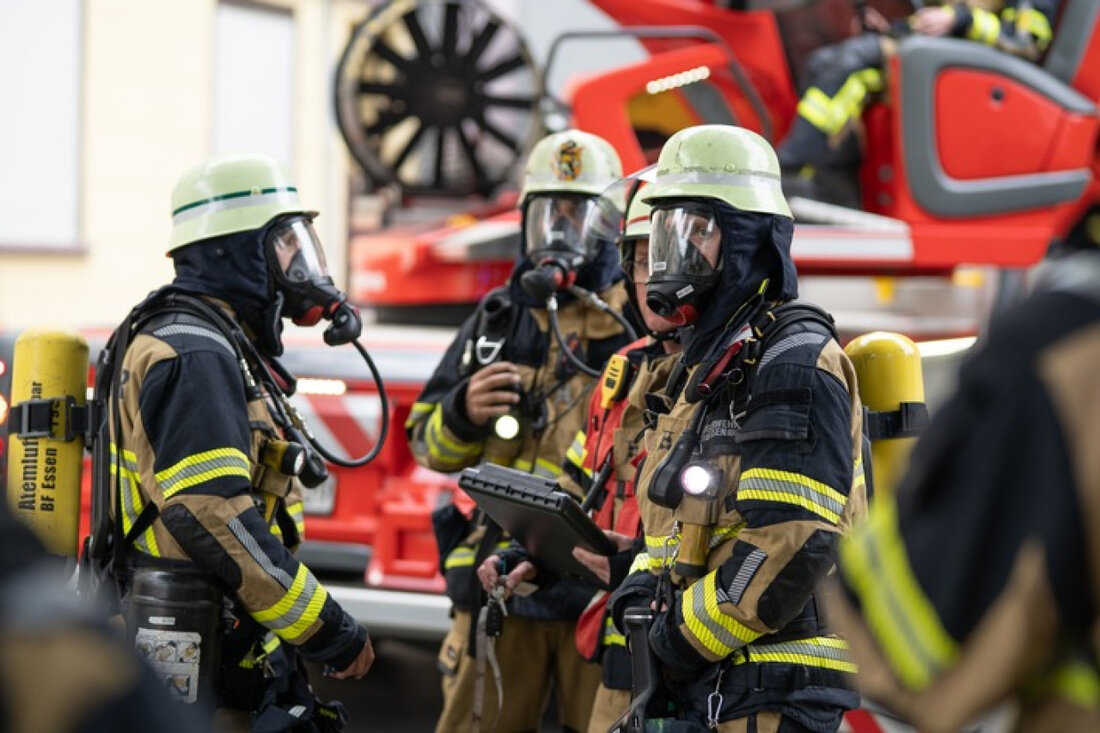 Feuerwehr Essen eilte am Dienstagmittag nach Bochold, um einen Kellerbrand zu löschen und die Ausbreitung auf Wohnbereiche zu verhindern.