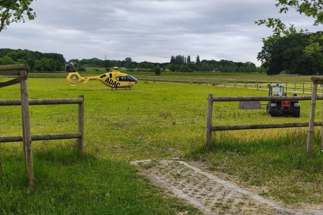 Bei einem schweren Arbeitsunfall auf einem landwirtschaftlichen Betrieb in Gladbeck wurde eine 41-jährige Frau von einer Baggerschaufel eingeklemmt. Rettungskräfte sind im Einsatz.