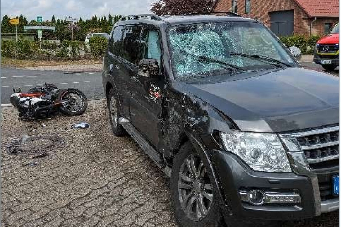 Am 27.05.2025 wurde eine 55-jährige Motorradfahrerin in Wiefelstede bei einem Unfall schwer verletzt, als ein Pkw sie übersah.