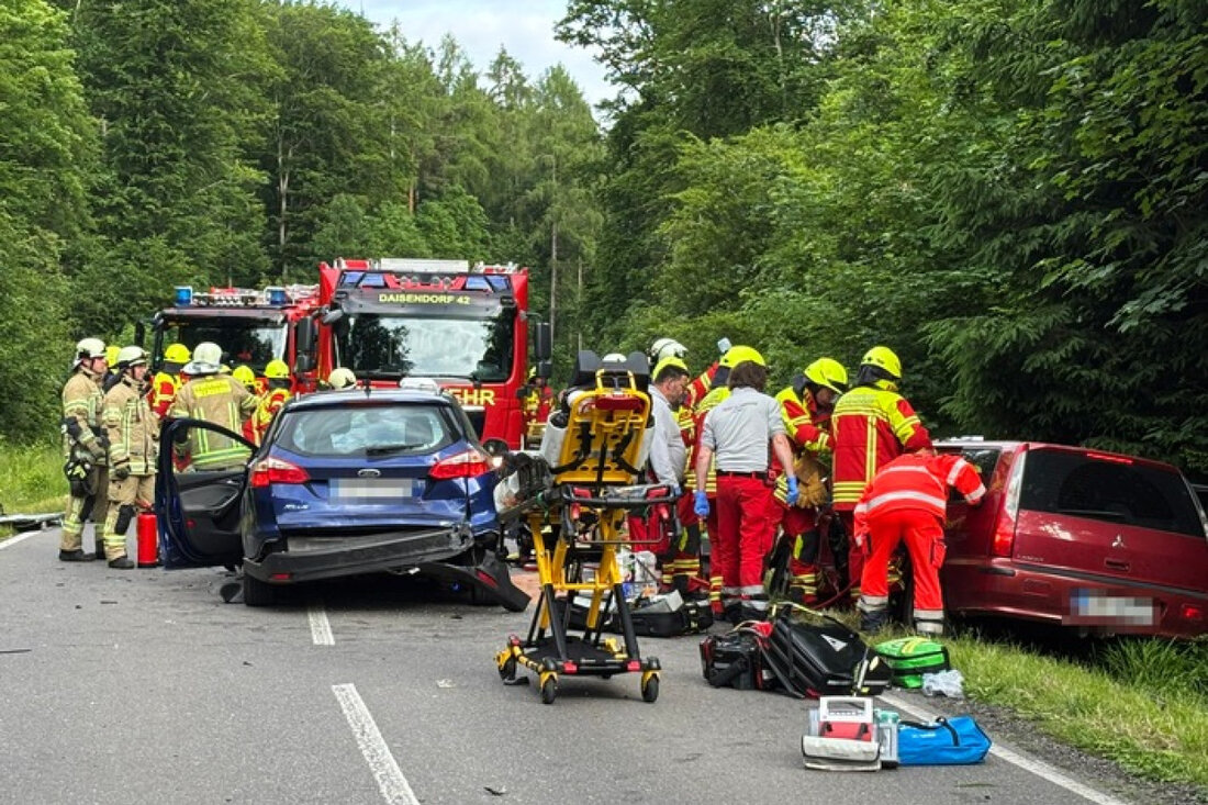 Feuerwehr Bodenseekreis rettet zwei Personen nach schwerem Verkehrsunfall auf der K7783 bei Daisendorf und Mühlhofen.