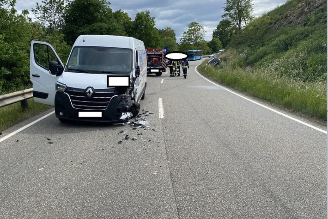 Am 27.05.2025 kam es auf der B420 zu einem Frontalzusammenstoß zwischen Pkw und Transporter. Fahrer verletzt, B420 gesperrt.