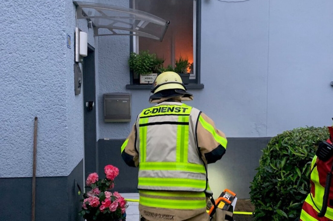 Feuerwehr Gladbeck greift bei Küchenbrand auf der Strickholtstraße ein. Flammen aus Spülmaschine schnell gelöscht, keine Verletzten.