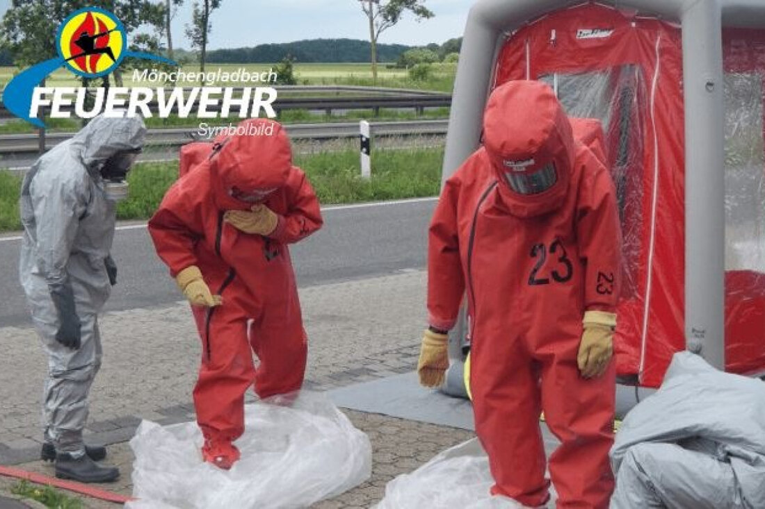 Feuerwehr Mönchengladbach meldet Gefahrstoffaustritt aus IBC-Container auf LKW. Schnelle Maßnahmen zur Eindämmung ergriffen.
