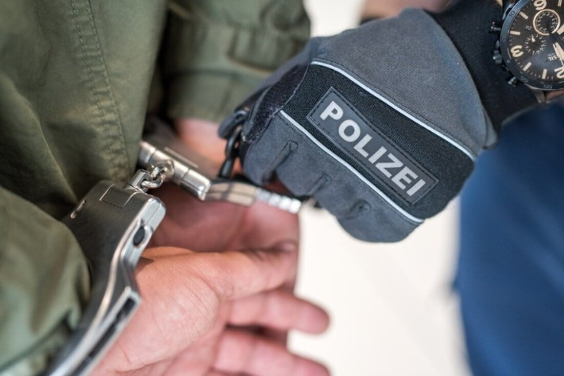 Bundespolizei Bad Bentheim nimmt 32-Jährigen nach Grenzkontrolle im Reisebus fest. Haftbefehl wegen offener Geldstrafe führt ins Gefängnis.