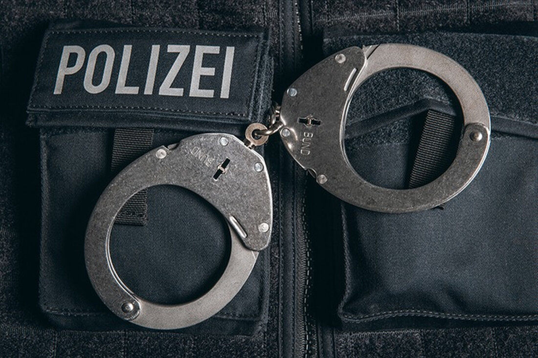 Die Bundespolizei in NRW nimmt zwei Gesuchte fest, darunter einen Bulgaren wegen schweren Raubes, im Rahmen neuer Grenzkontrollen.