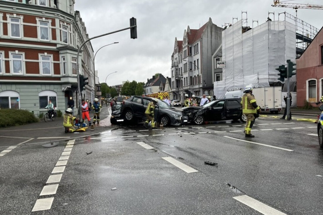 Schwerer Verkehrsunfall in Bremerhaven: Am 28.05.2025 kollidierten drei PKW in der Stresemannstraße, vier Verletzte.