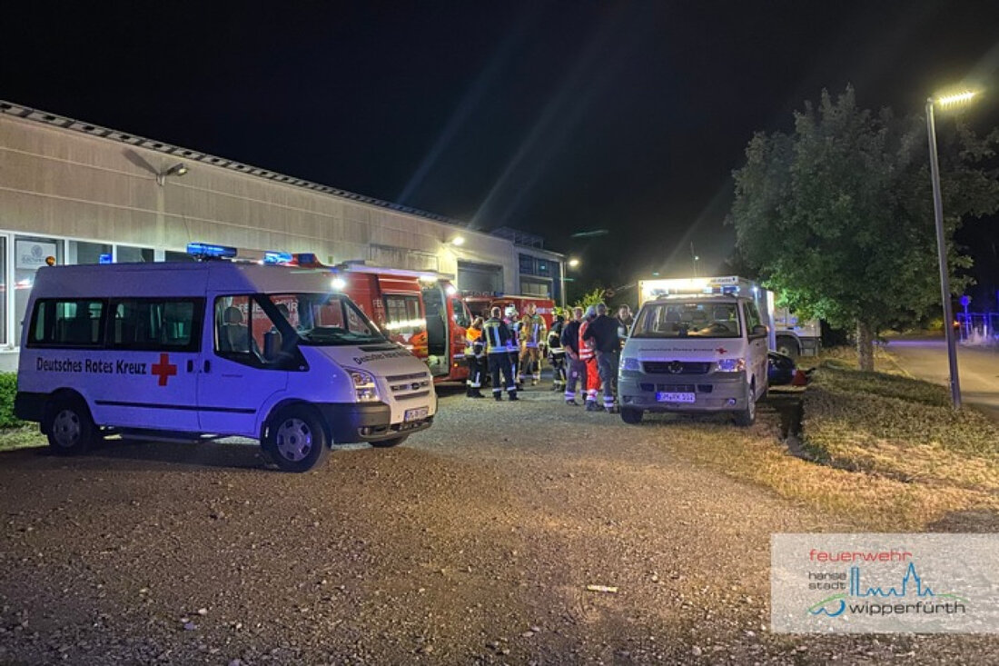 Die Feuerwehr Wipperfürth kämpfte am 26.05.2025 gegen einen Lagerhallenbrand in der Alten Papiermühle. Unterstützt von umliegenden Kräften, sicherte das Team den Einsatzort erfolgreich.