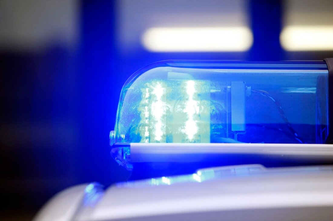 Unbekannter Täter zerstochen Autoreifen in Hilden. Polizei bittet um Hinweise von Zeugen zum Vorfall in der Nähe des Krankenhauses.