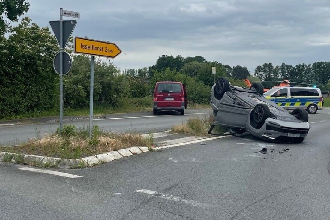Bei einem Unfall am 27.05.2025 in Bielefeld-Ummeln überschlug sich ein SUV, als ein Transporter auffuhr. Zwei Personen verletzt.