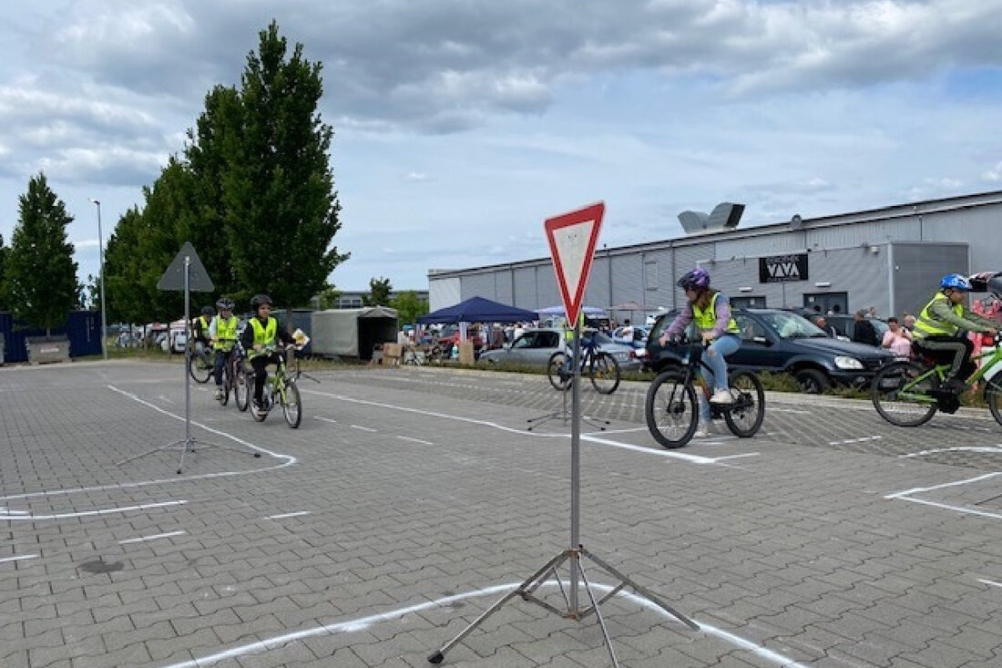 Die Jugendverkehrsschule Bad Kreuznach veranstaltete einen erfolgreichen Fahrradtag mit Parcours und Sicherheitstipps am Decathlon-Standort.