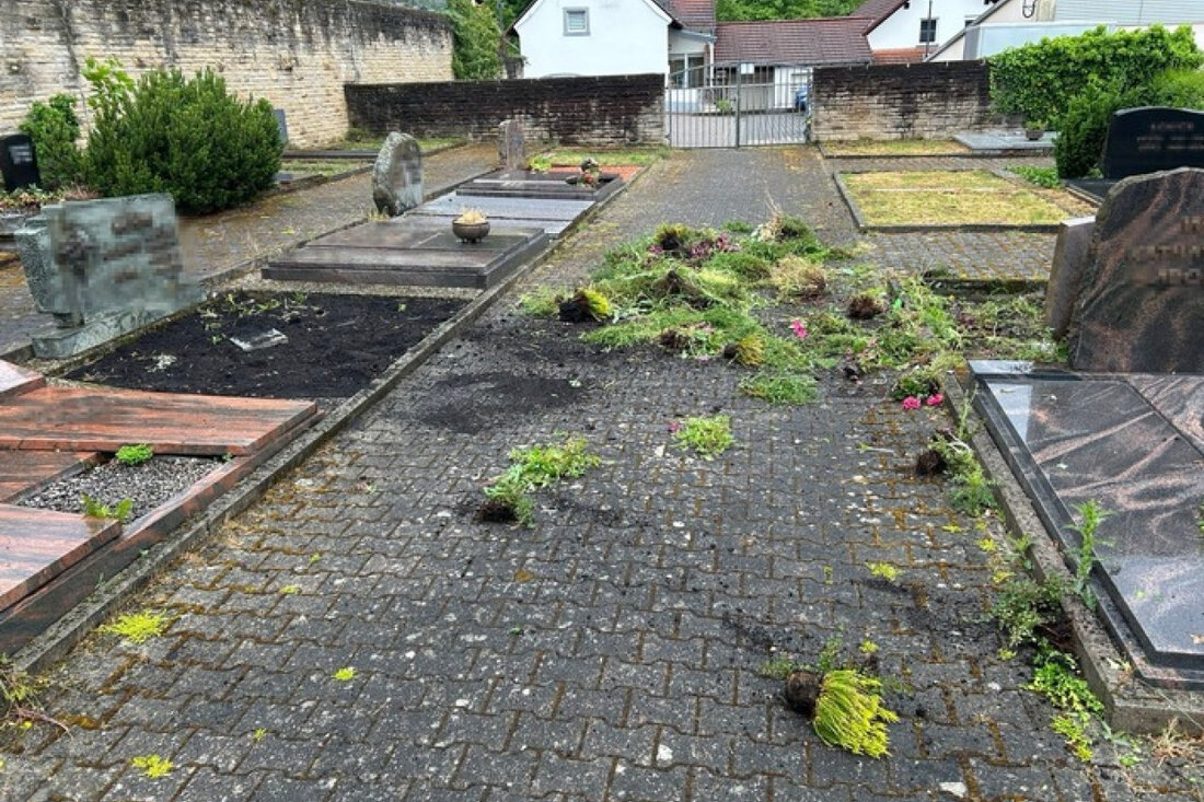 Unbekannte Vandalen beschädigten in der Nacht auf Mittwoch Gräber im Friedhof Wolfstein. Hinweise an die Polizei Lauterecken erbeten.