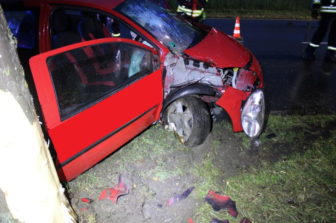 Ein 21-jähriger Autofahrer erleidet in Kleinendorf bei einem Unfall lebensgefährliche Verletzungen. Das Fahrzeug prallt gegen einen Baum.
