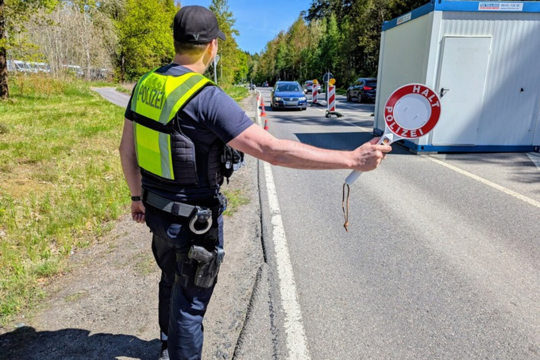 Bundespolizei München verhaftet einen gesuchten Tschechen in Waldsassen während Grenzkontrollen. Haftbefehle wegen Betrugs und Nötigung.