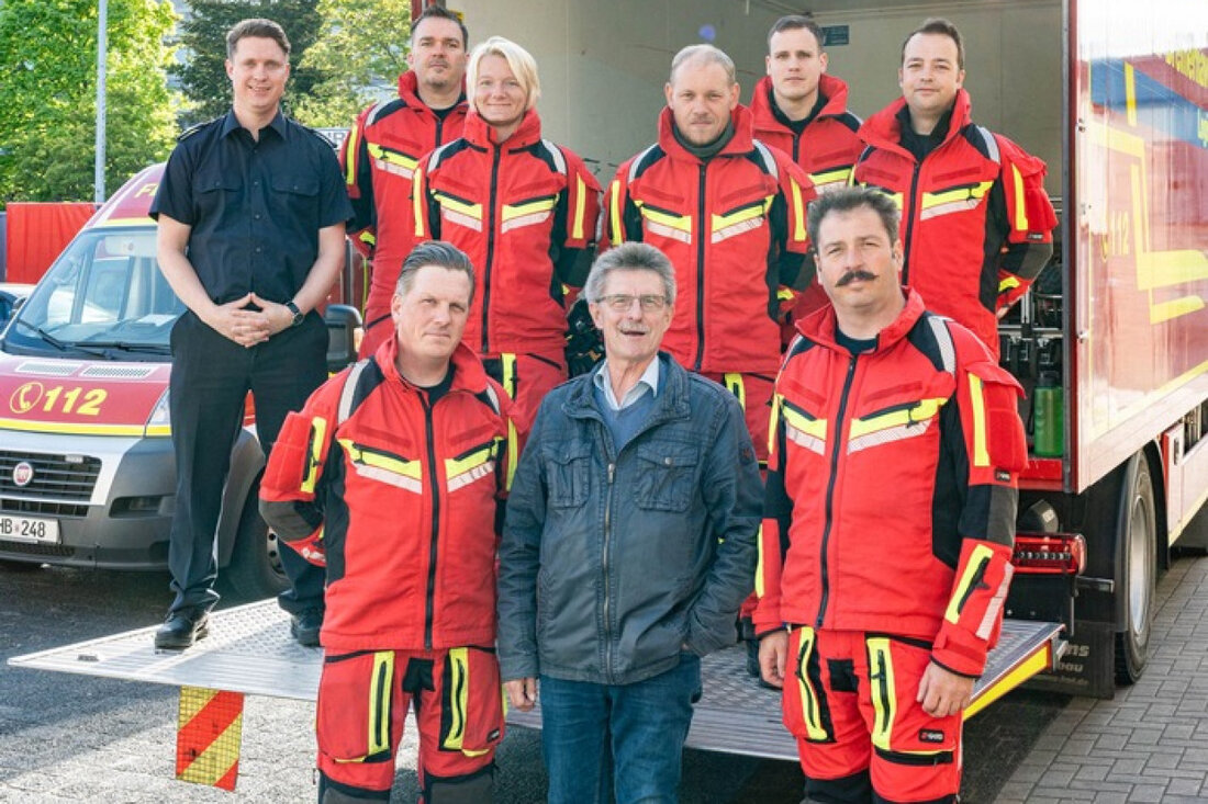 Stadtrat Peter Skusa würdigt den erfolgreichen Abschluss wichtiger Lehrgänge der Feuerwehr Bremerhaven zur Stärkung der Einsatzbereitschaft.