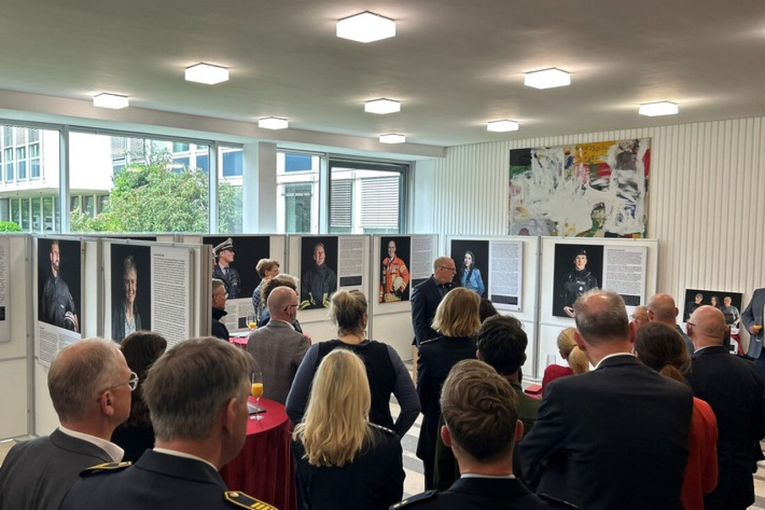 Die Polizei Münster eröffnet die Ausstellung "Der Mensch dahinter" am 28.05. im Foyer des Polizeipräsidiums. Besuchen Sie die Wanderausstellung bis zum 15.06. mit Einblicken in die Menschen hinter Uniformen.