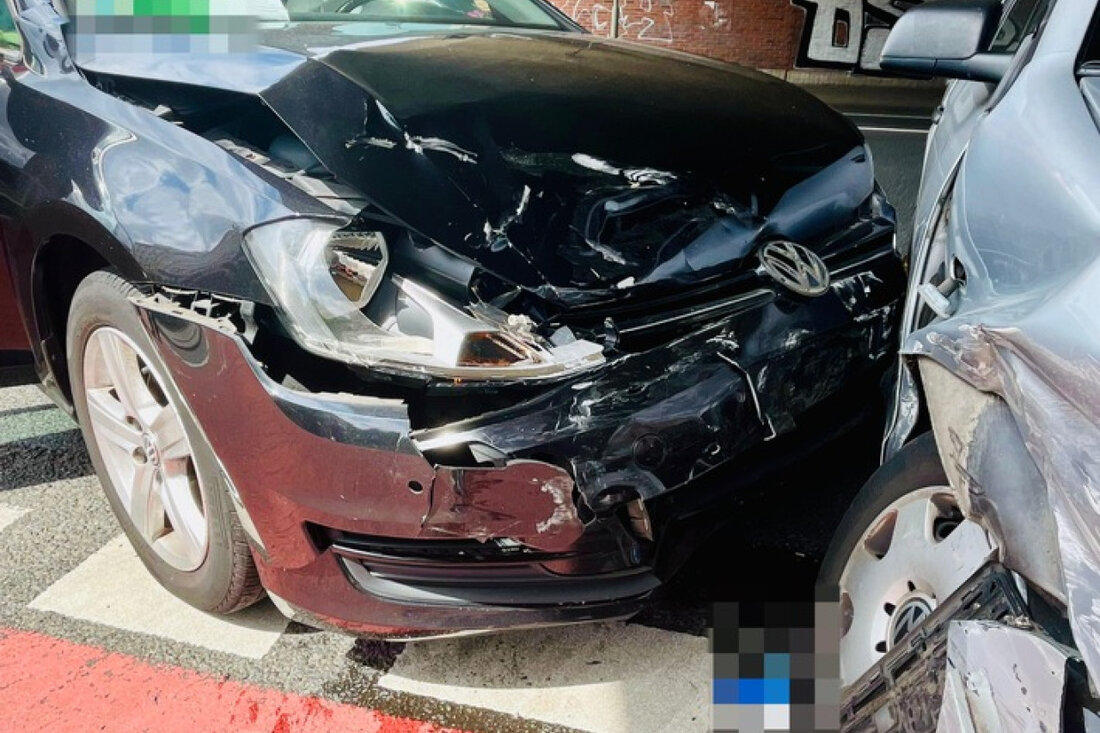 Nach einem Verkehrsunfall in Duissern flüchteten die Insassen eines grauen VW Polo. Zeugen werden gebeten, sich zu melden.