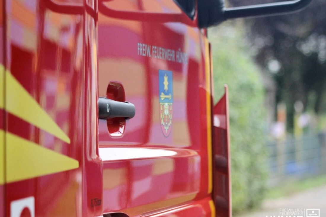 Am 28. Mai 2025 entfernte die Feuerwehr Hünxe einen abgebrochenen Ast aus einer Telefonleitung am Kirchhellen-Wesel-Weg.