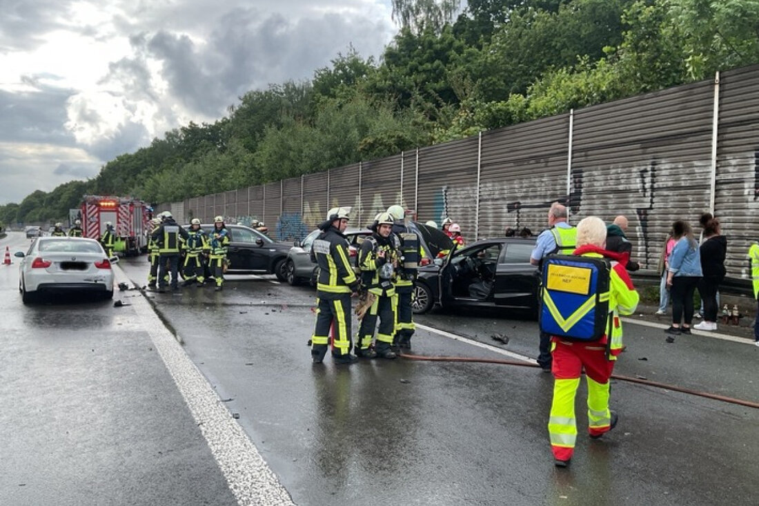 Bei einem Verkehrsunfall auf der A448 in Bochum kollidierten fünf Pkw. Acht Personen wurden betreut, drei ins Krankenhaus transportiert.