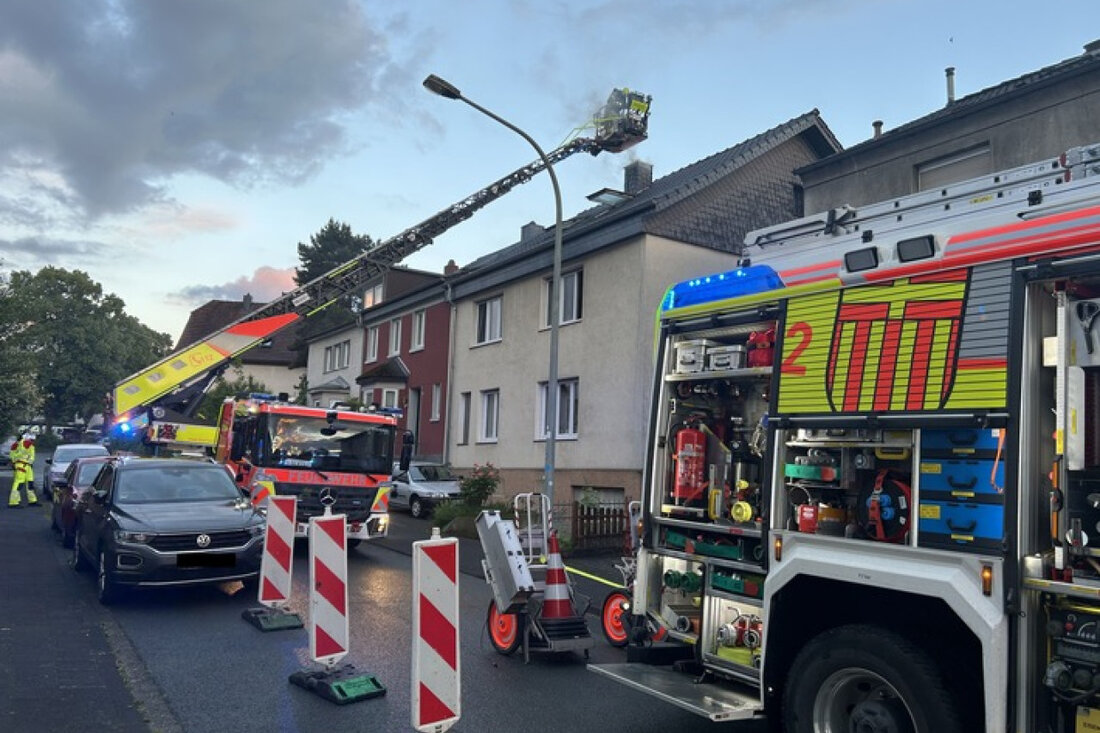Feuerwehr Paderborn alarmiert wegen Kaminbrand in der Wigbertstraße am 28.05.2025. Keine Brandausbreitung, Einsatzkräfte vor Ort.