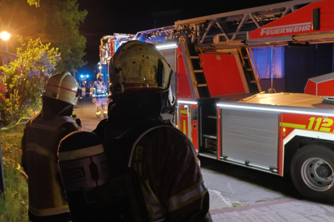 Einer Dachstuhlbrand in einem Einfamilienhaus in Ellerau ereignete sich am 28. Mai 2025. Feuerwehr und Rettungsdienst waren im Einsatz.