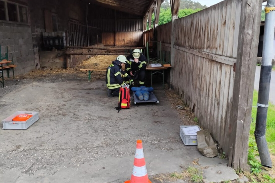 Feuerwehren aus Wennigloh, Stemel und Hachen trainierten einen Kellerbrand auf Wagyu-Hof, um Einsatzfähigkeit und Kooperation zu verbessern.