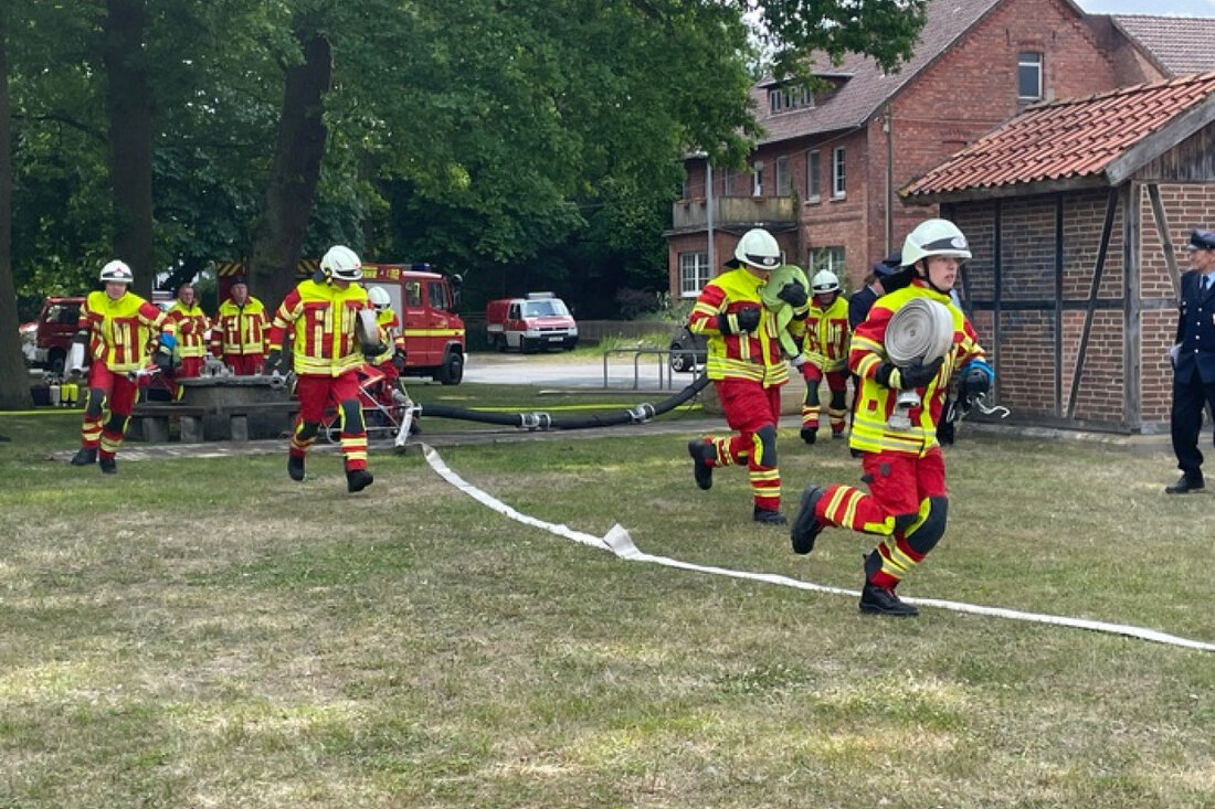 Am 24.05.2025 fanden die Kolshorner Moorwettkämpfe der Lehrter Feuerwehren statt, bei denen ein Heiratsantrag für Aufsehen sorgte.