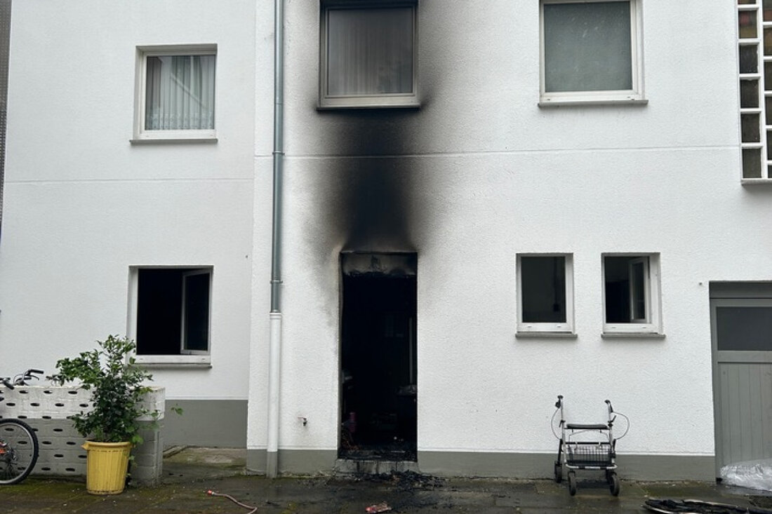 Feuerwehr Moers rettete einen Mieter nach Brand in Wohn- und Geschäftshaus in Repelen. Alle Beteiligten blieben unverletzt.