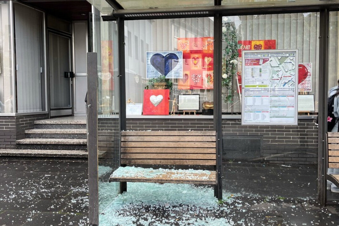 Zwei Jugendliche flüchteten nach einem E-Scooter-Unfall in Hagen, bei dem ein 64-Jähriger verletzt wurde. Zeugen gesucht!