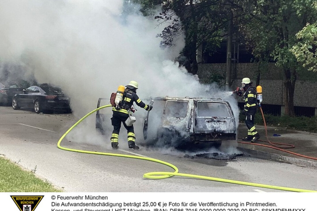 Am 29. Mai 2025 brach auf der Riesstraße in Moosach ein Auto in Vollbrand aus. Die Feuerwehr München verhinderte Schlimmeres.