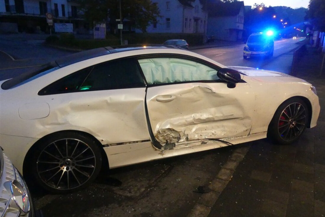Am Mittwochabend kam es in Gummersbach zu einem Unfall, bei dem zwei Fahrer leicht verletzt wurden. Ein Abbiegevorgang führte zur Kollision.