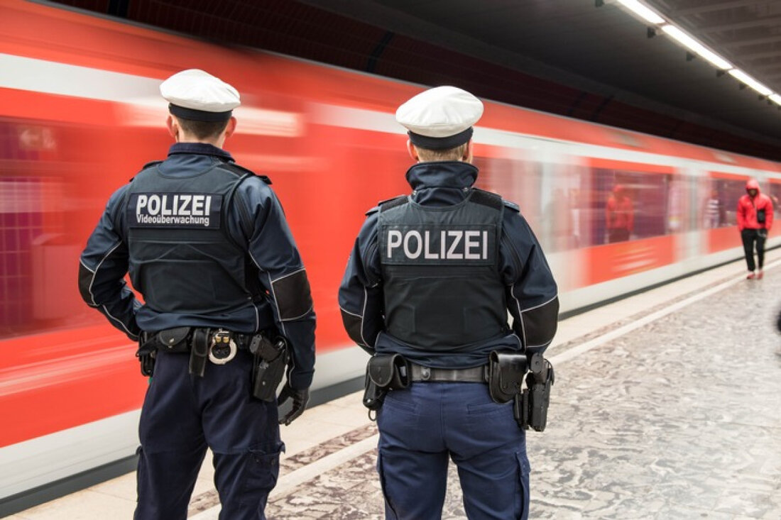 Ein 28-jähriger Mann wurde in Hamburg-Blankenese festgenommen, nachdem er bei einer Kontrolle ohne Fahrschein war und per Haftbefehl gesucht wurde.