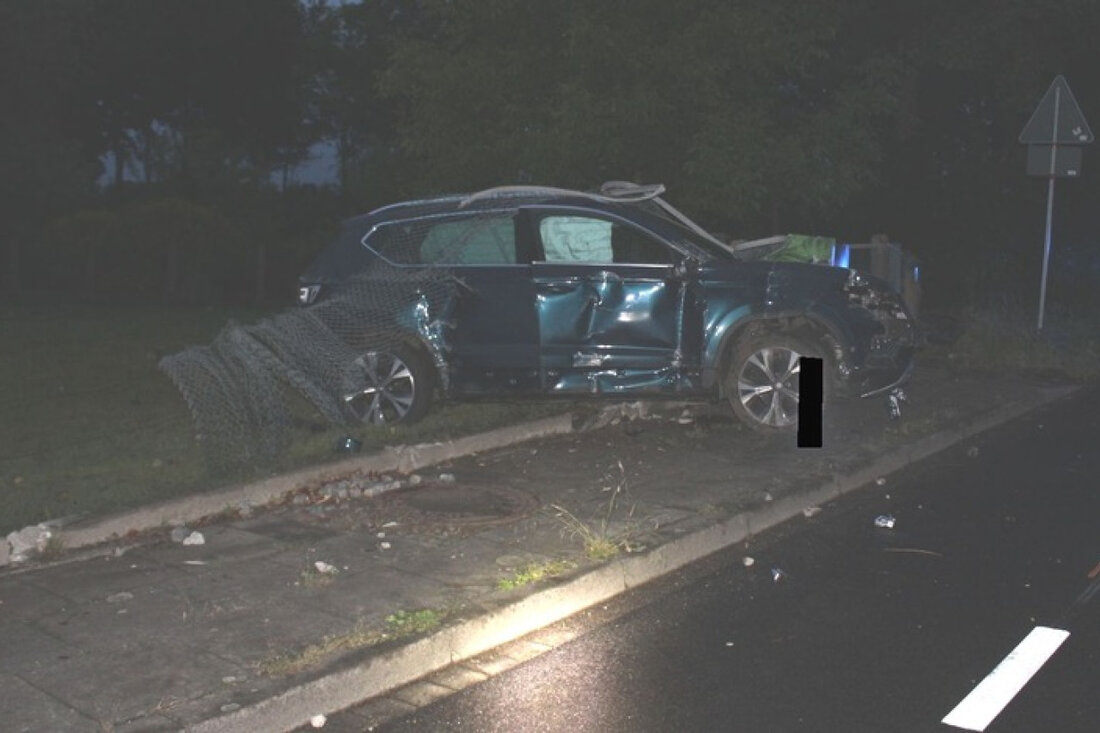 Ein alkoholisierter 19-Jähriger verlor in Levern die Kontrolle über sein Fahrzeug und prallte gegen einen Zaun, nachdem er eine Straßenlaterne beschädigte.