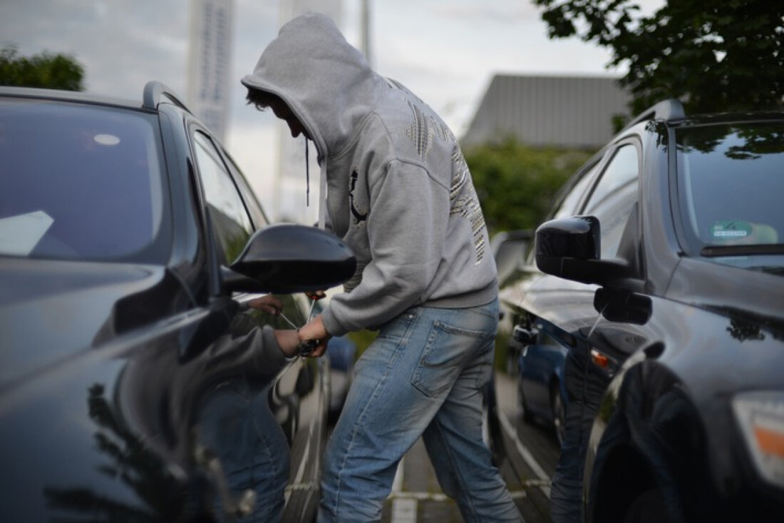 In Velbert wurde ein Suzuki Baleno entwendet. Die Polizei sucht Zeugen und Hinweise zum Diebstahl vom 27. auf den 28. Mai 2025.