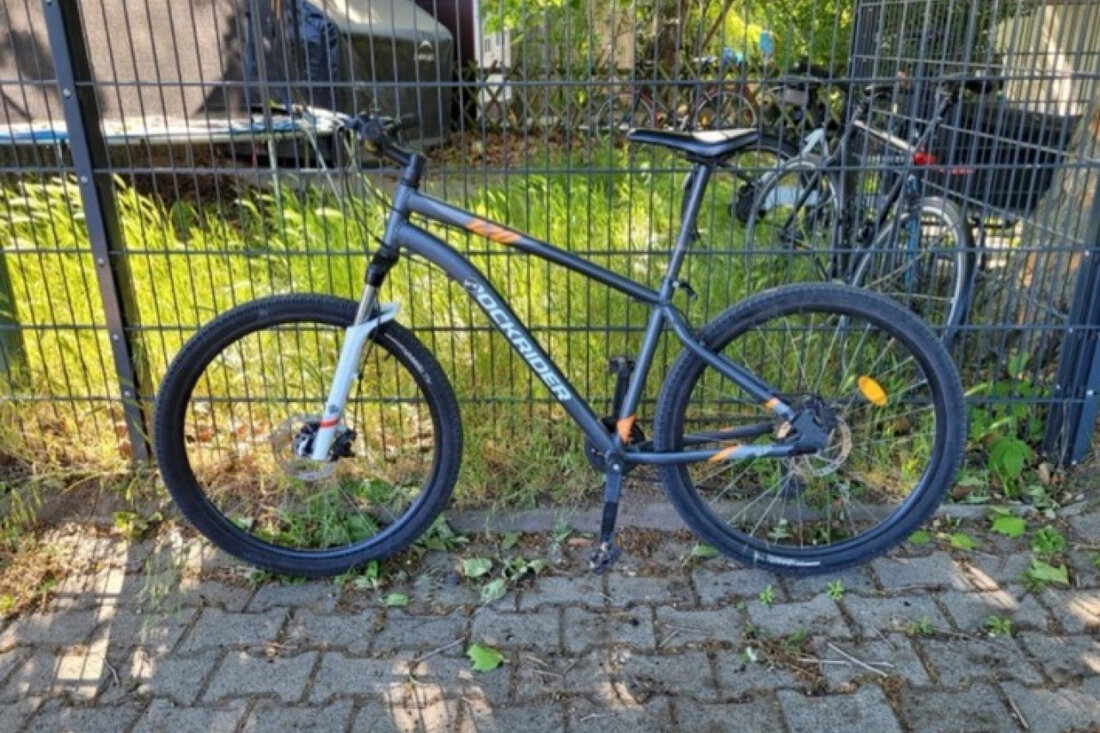 Die Polizei Darmstadt sucht nach den Eigentümern eines sichergestellten, mutmaßlich gestohlenen Mountainbikes. Hinweise bitte unter 06151/969-0.