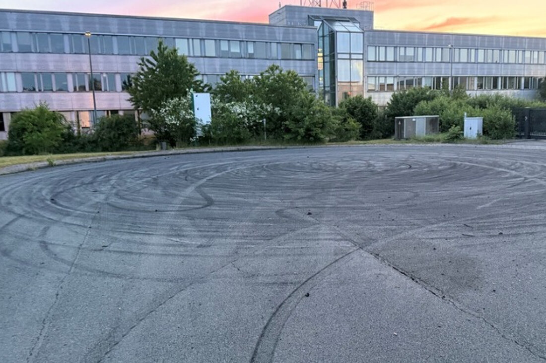 Polizei Duisburg kontrolliert Raser-Poser-Dater-Szene im Business-Park Asterlagen, um Sicherheit durch verstärkte Einsätze zu gewährleisten.