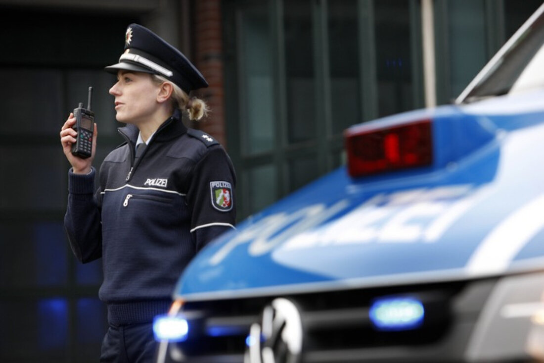 In Monheim am Rhein brannte ein Auto, Polizei ermittelt mögliche Zusammenhänge zu weiteren Brandstiftungen in der Umgebung.