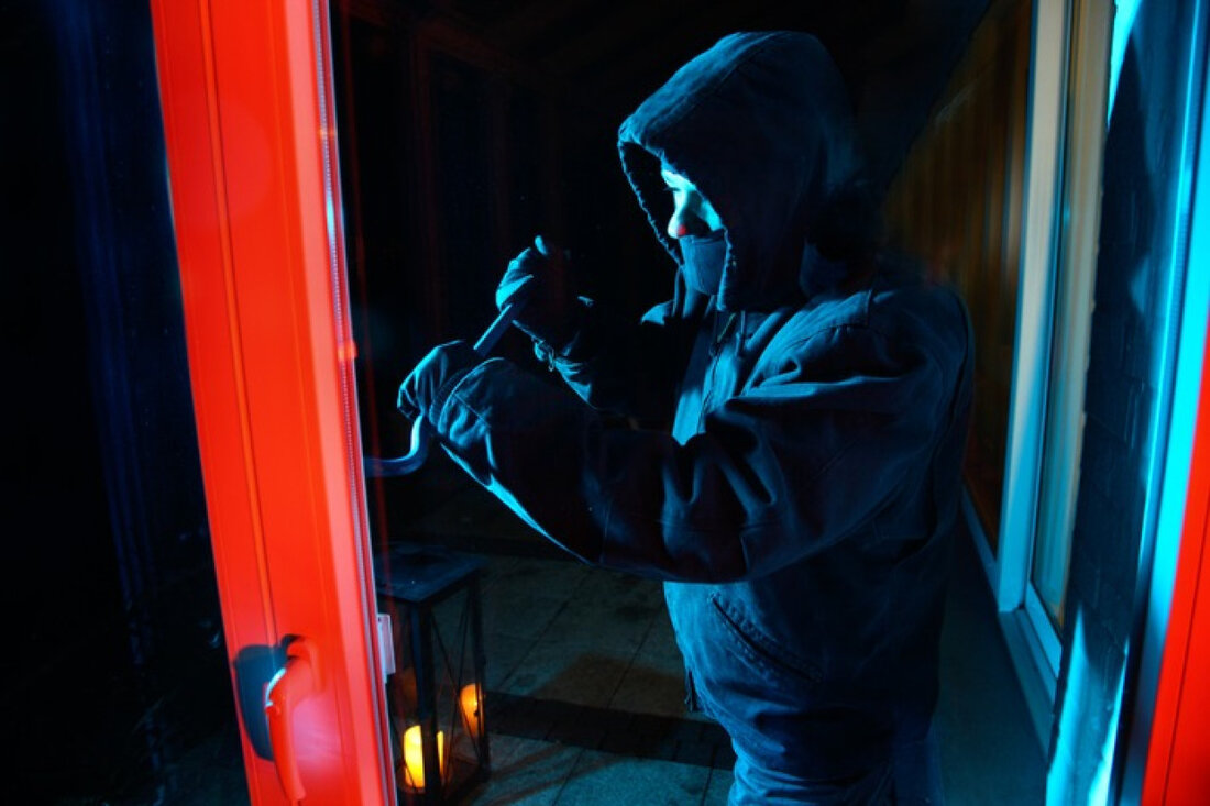 Die Polizei Mettmann berichtet über mehrere Einbrüche im Kreisgebiet, darunter ein Imbiss in Heiligenhaus und ein Metallunternehmen in Velbert. Hinweise erwünscht.