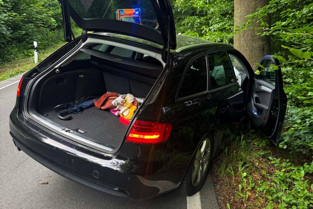 Am Donnerstag kam es auf der Ender Talstraße zu einem Verkehrsunfall, bei dem zwei Personen leicht verletzt wurden. Feuerwehr vor Ort.