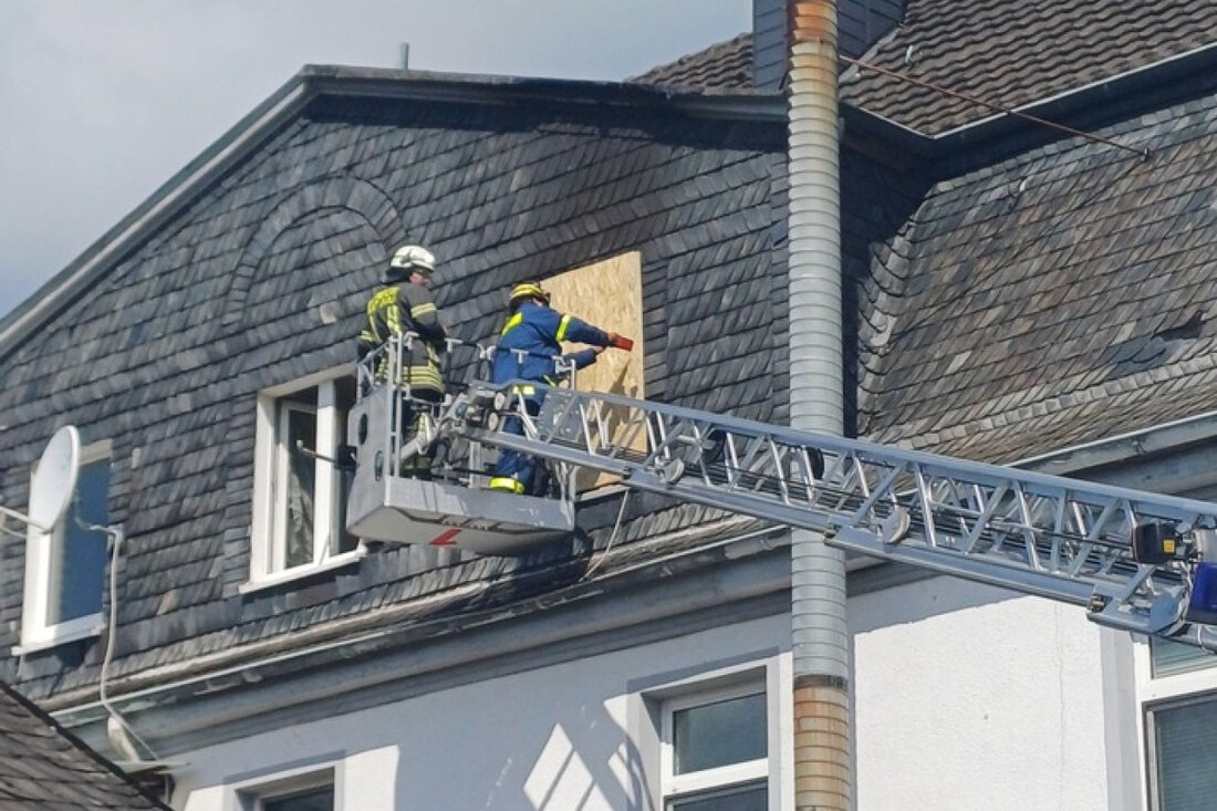 Ein Wohnungsbrand in Wetter (Ruhr) endete tragisch. Einsatzkräfte fanden eine Person leblos, während andere Bewohner unverletzt blieben.