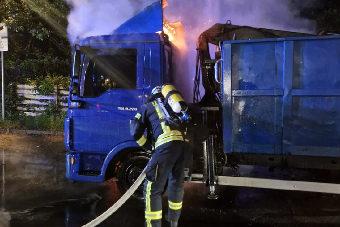 Freiwillige Feuerwehr Celle löscht LKW-Brand um 00:58 Uhr direkt vor dem Feuerwehrhaus in Neustadt-Heese.