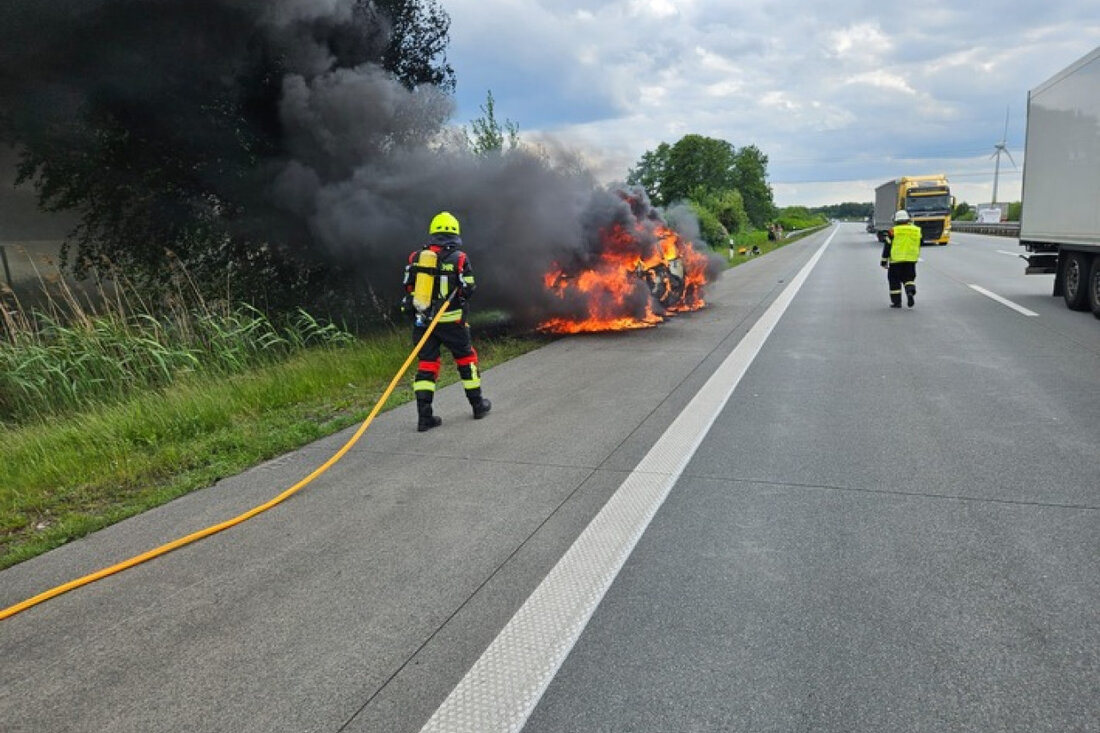Feuerwehr Sottrum löschte einen in Flammen stehenden PKW auf der A1. Alle Insassen blieben unverletzt. Brandursache unklar.
