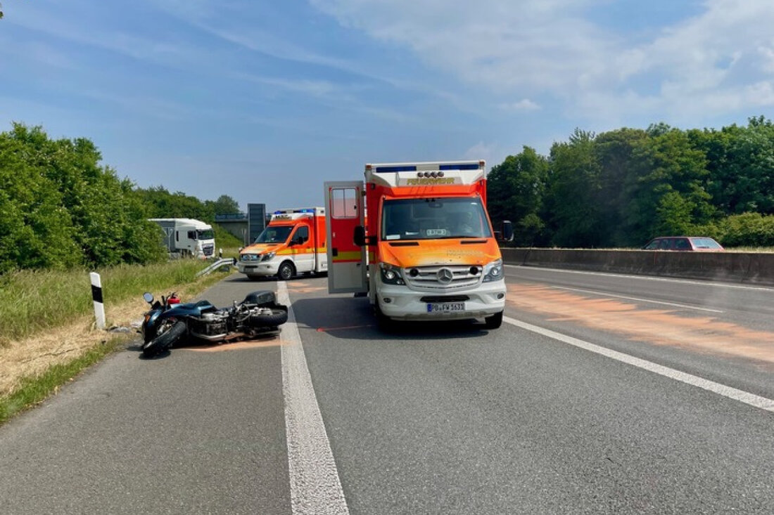 Am Samstagmittag kam es auf der B1 in Paderborn zu einem schweren Motorradunfall. Ein 65-jähriger Fahrer kollidierte mit einem PKW.