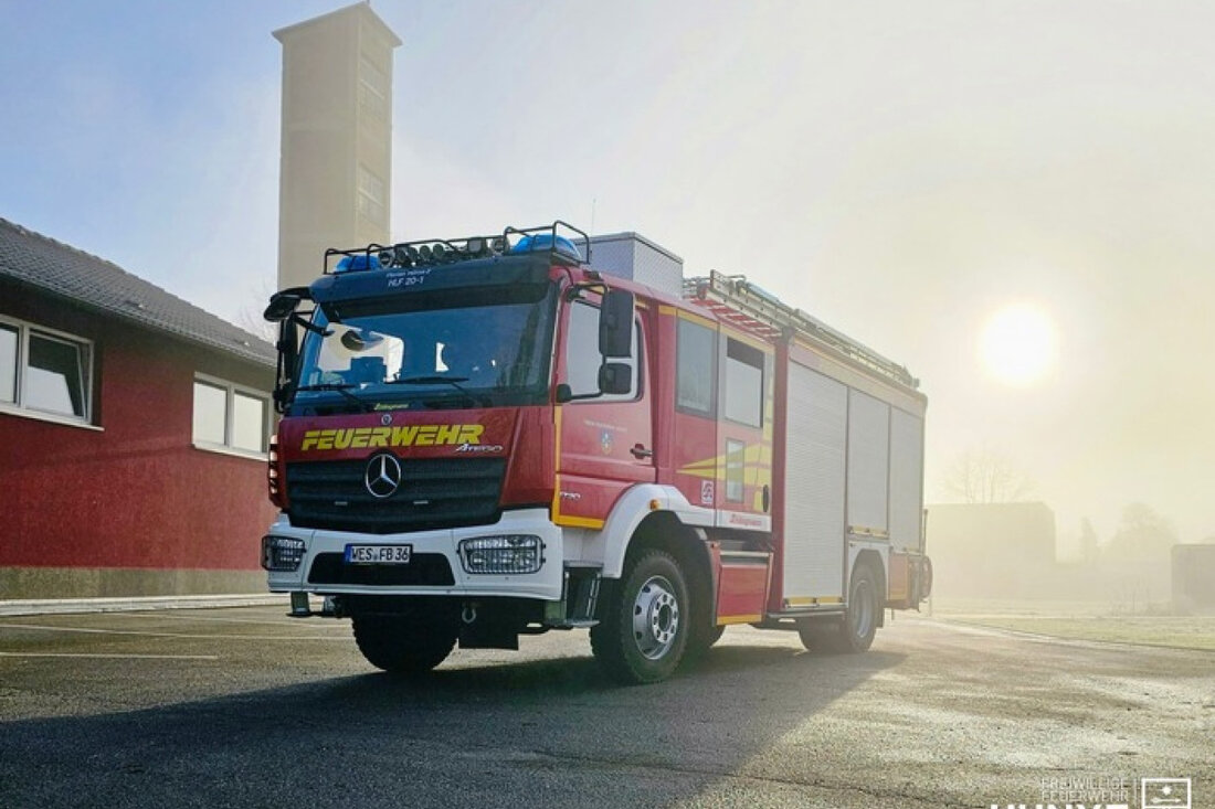 Freiwillige Feuerwehr Hünxe warnt nach Rohrbruch auf Feld am 31. Mai 2025. Keine Gefahr, Einsatz erfolgreich beendet.