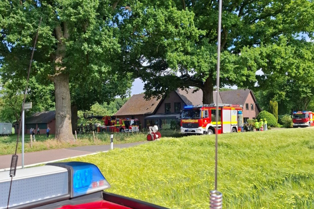 Die Feuerwehr Bocholt verhinderte erfolgreich die Brandausbreitung auf ein Wohnhaus an der Moddenburgstraße. Alle Bewohner blieben unverletzt.