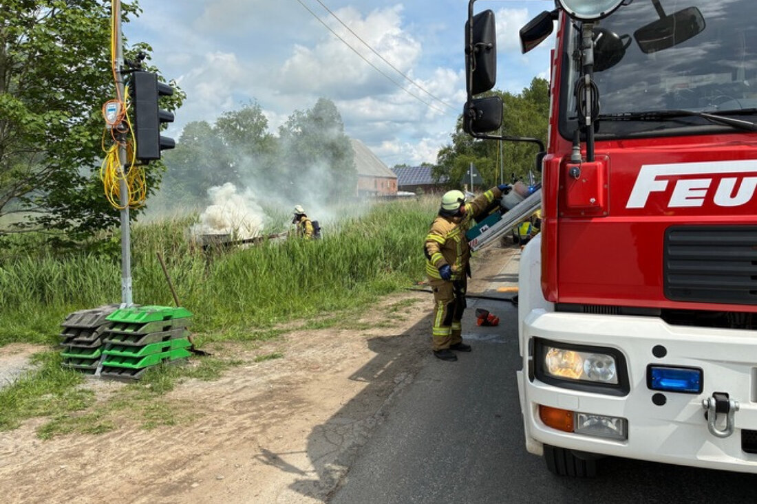 Ein Brand in einem Verteilerkasten bei Karls Erlebnisdorf führte zu massiven Verkehrsbehinderungen. Polizei und Feuerwehr waren im Einsatz.